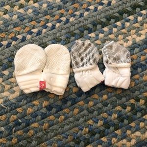 Goumi baby mittens